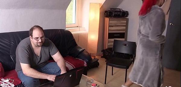 Dicker Nerd Twitch Gamer darf geiles deutsches Teen ficken - German Redhead